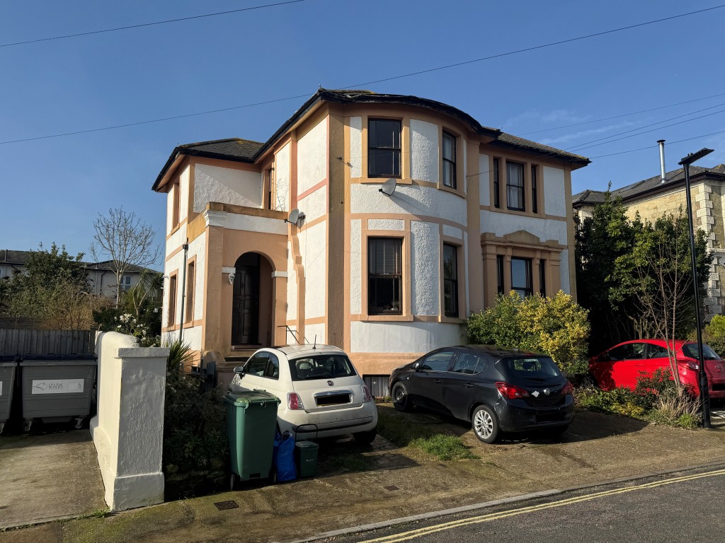 Lot: 171 - ONE-BEDROOM FLAT WITH PARKING AND A SHARE OF FREEHOLD - Front of the Building